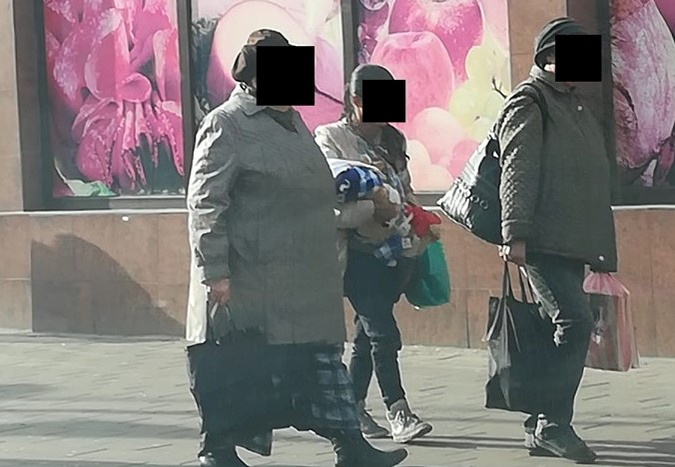 O mamă care cerşeşte cu bebeluşul în braţe, amendată de şase ori de poliţiştii locali