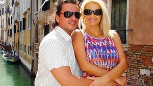 Divorţ în showbiz! O cunoscută cântăreaţă de la noi nu se mai înţelege cu soţul