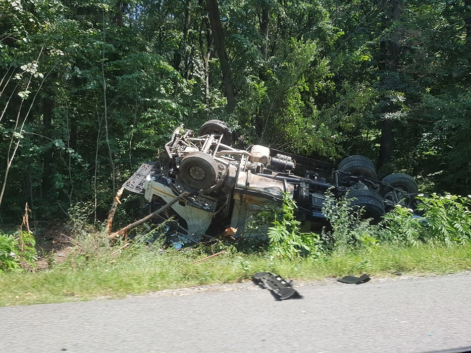 Camionul s-a răsturnat în afara părții carosabile