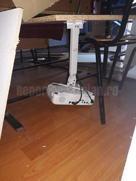 Tavan prăbușit peste elevii unui liceu din Buzău!