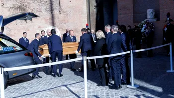 Valentino Garavani, condus pe ultimul drum. Anne Hathaway, Anna Wintour și Donatella Versace, printre vedetele prezente la funeralii