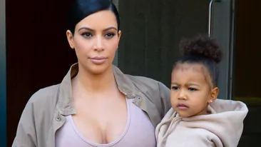 Asa mama, asa fiica. Afla de ce n-o lasa fetita pe Kim Kardashian sa se odihneasca!