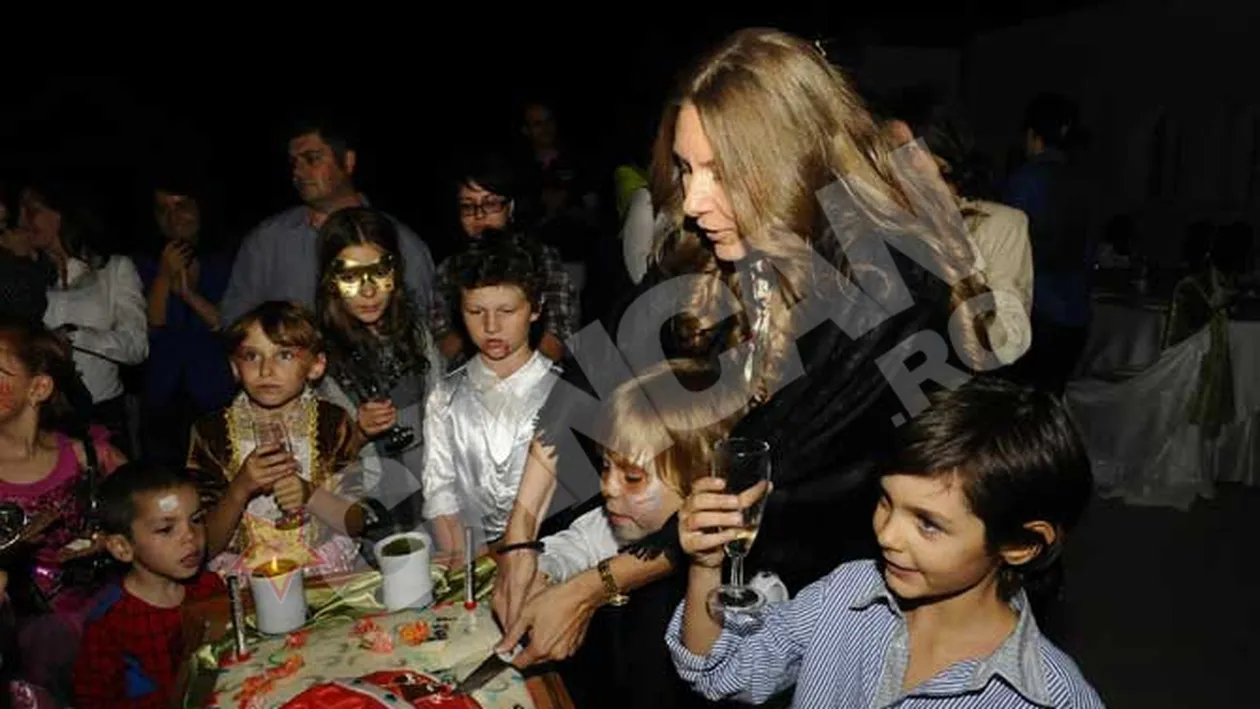 Fiul Romanitei, rasfatat la ziua lui de ambii parinti: s-a distrat cu colegii de la gradinita, cu un foc de artificii si tort in forma de masinuta!