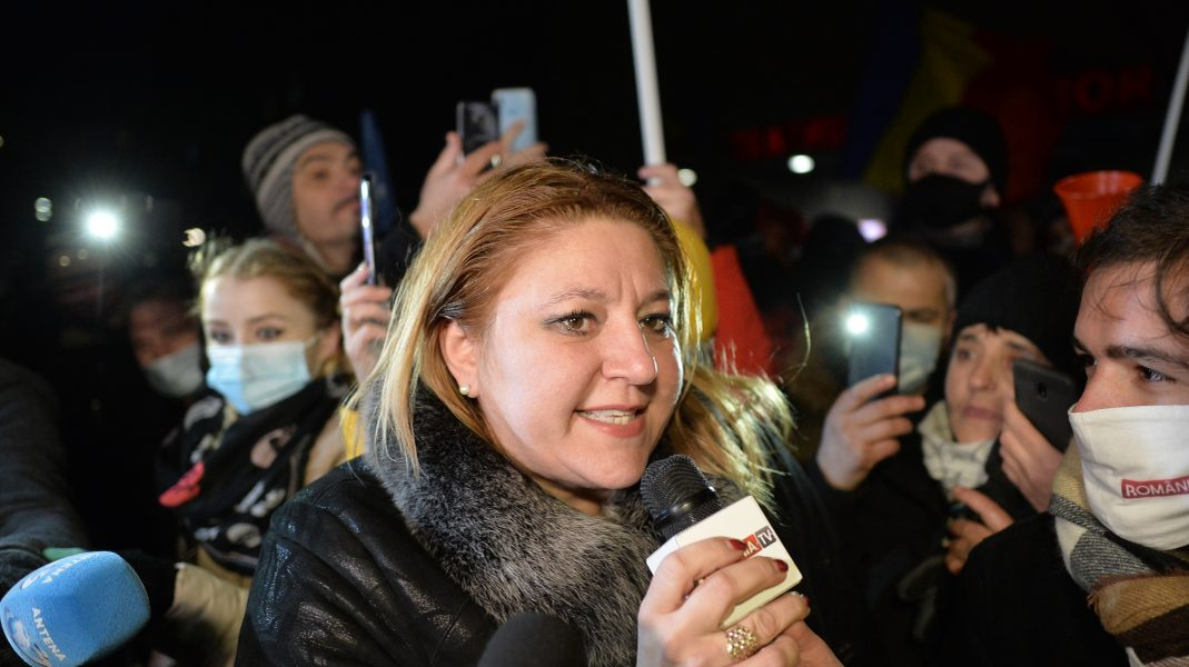 Diana Șoșoacă a făcut, din nou, circ în Parlament. Și-a pus o botniță în plen, în semn de protest față de restricțiile anti-COVID