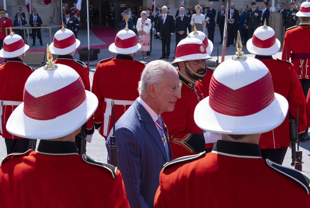 Regele Charles inspectează garda de onoare în fața clădirii Senatului din Ottawa marți, 27 mai 2025. Foto: Profimedia
