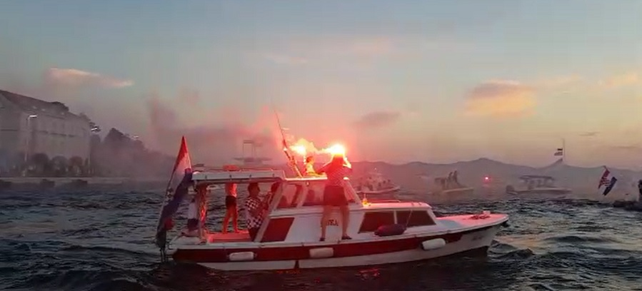 Petrecere cu artificii, pe mare