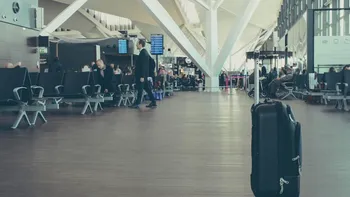 Câți bani cash poți avea la tine când călătorești cu avionul, de fapt. Amenzi uriașe dacă nu declari suma