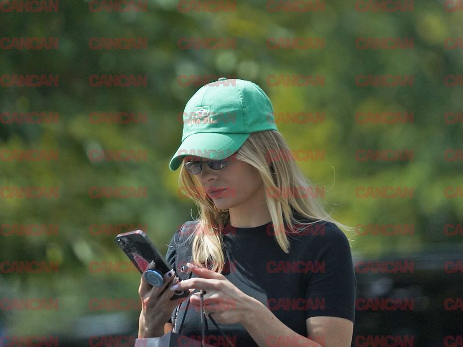 Oana Matache se dovedește concentrată la telefonul mobil din dotare (Foto: CANCAN.RO)