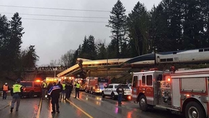Imagini spectaculoase. Un tren a deraiat luni şi a căzut de pe un pod