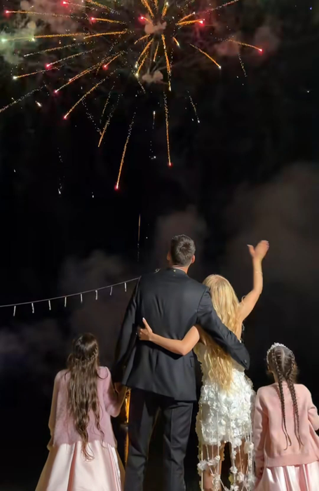 Foc de artificii fabulos, un tort special și o ținută atipică. Noi imagini de la nunta Andreei Bălan cu Victor Cornea