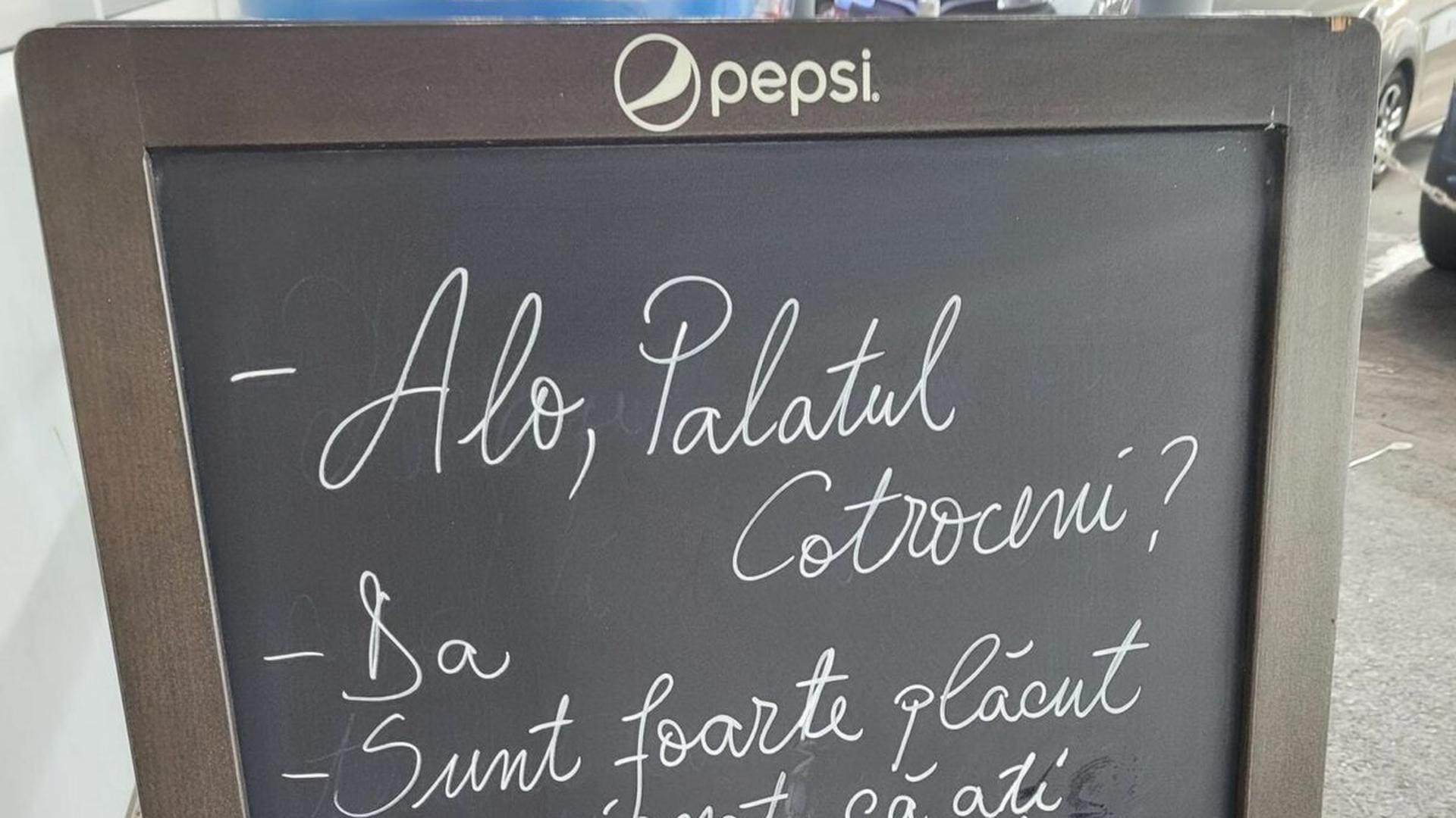 Mesaj viral apărut la intrarea unui restaurant din București. Clienții au izbucnit în râs când au văzut ce scrie: „Alo, Palatul Cotroceni?”