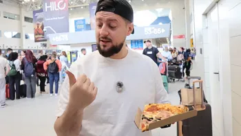 Cât a plătit acest român pentru o singură felie de pizza, în Aeroportul Otopeni: „Dacă luam una întreagă, se ducea bugetul de concediu”