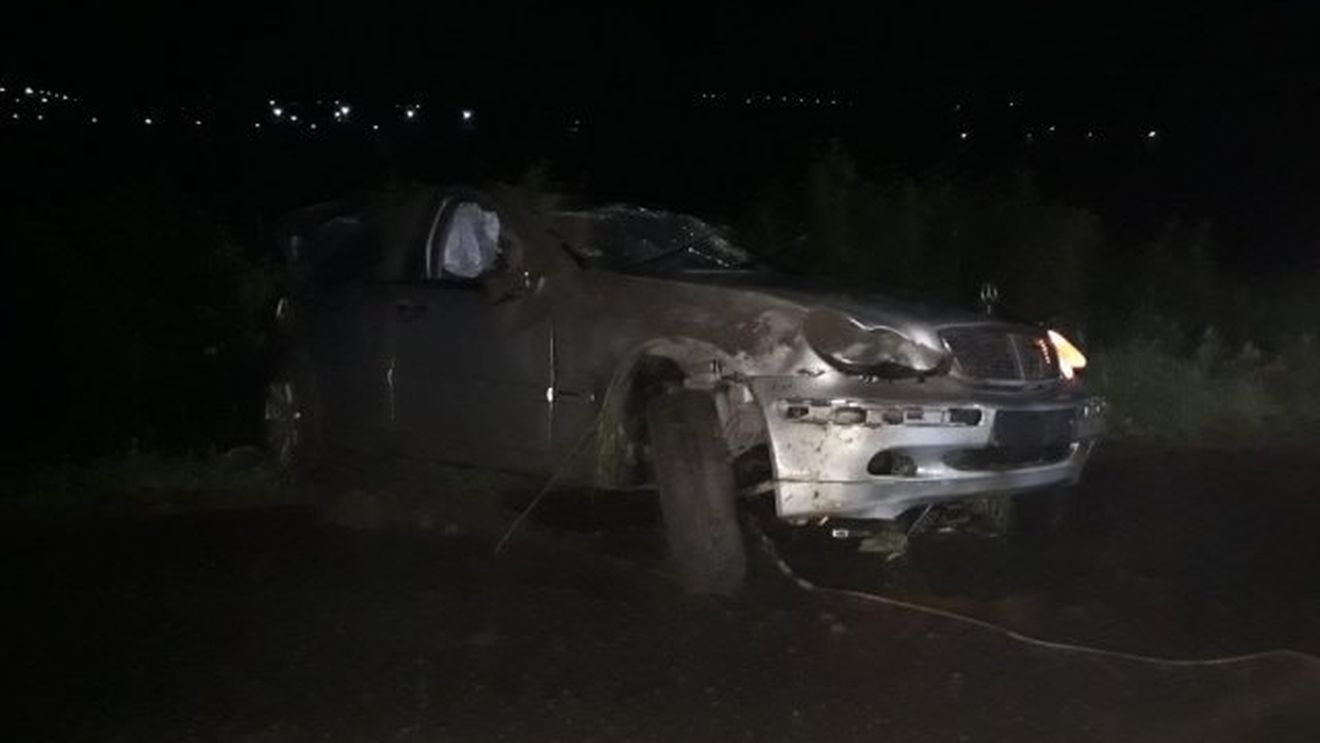 Un tânăr de 22 de ani a murit în Iași după ce a „zburat” cu un Mercedes, într-o curbă