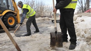 Imaginea momentului a fost realizata in Bucuresti! Cum arata aceasta tanara de la brau in jos! Cu lopata in mana si...