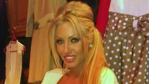 DETALIU pervers! Loredana Chivu s-a tras in poza cu un fan, dar HABAR NU AVEA ce ii facea un barbat in calduri, in spatele ei