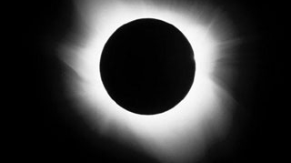 2011 vine cu eclipsa de soare vizibila in Romania si furtuni solare!