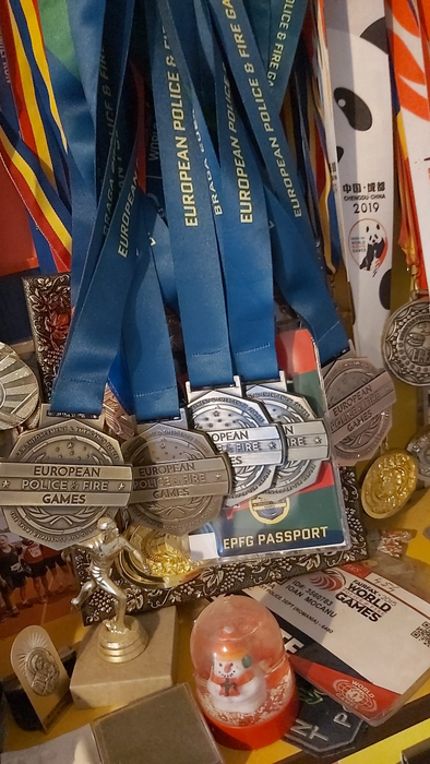Polițistul comunitar campion la atletism a venit de la campionatul european din Portugalia cu șase medalii foto: arhivă personală