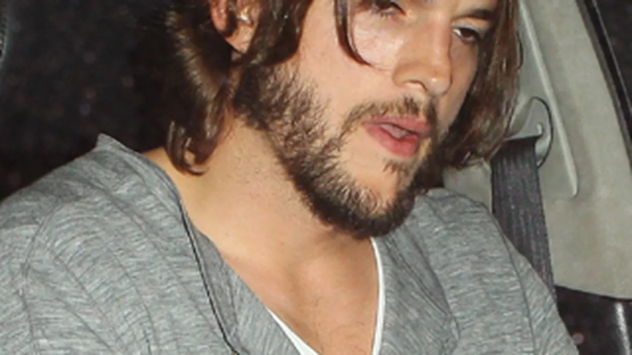 Ashton Kutcher este de nerecunoscut
