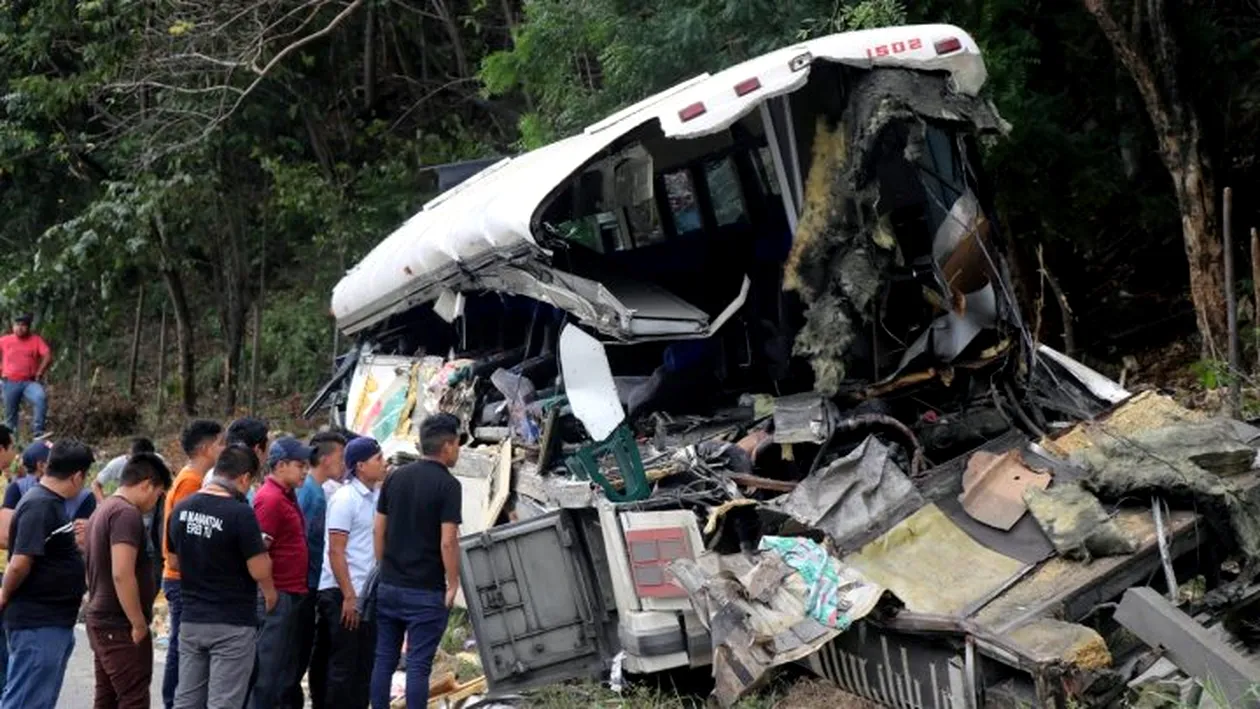Tragedie în Guatemala. 20 de oameni au murit după ce un autocar s-a ciocnit cu un camion