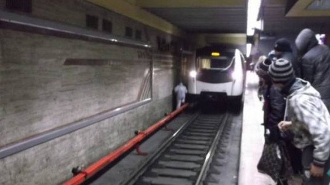 Tentativă de sinucidere la o statie de metrou din Capitală!