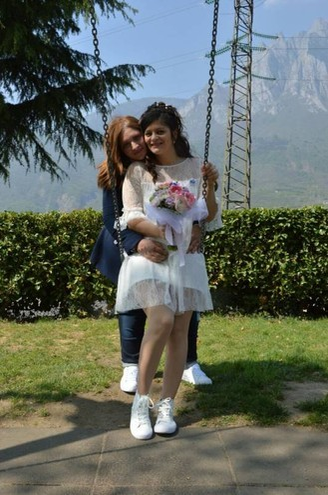 O româncă lesbiană s-a căsătorit cu iubita sa, în Italia! Cele două tinere au deja o fetiţă împreună