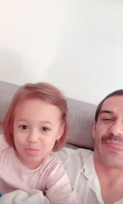 George Burcea, complet schimbat la ușa casei Andreei Bălan! Gestul făcut de cântăreață imediat ce actorul și-a văzut fiicele