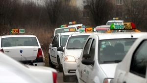 Un taximetrist din Timiș, bătut de trei clienți, pentru că ar fi ales un traseu mai lung în timpul cursei