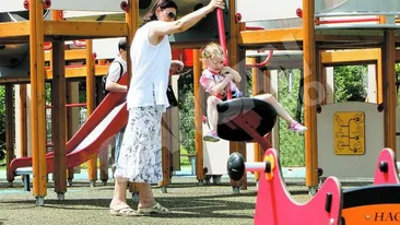 Mama Monicai are grija de nepoata ei intr-un stil aparte! Cu Irina in parc la 36 grade Celsius