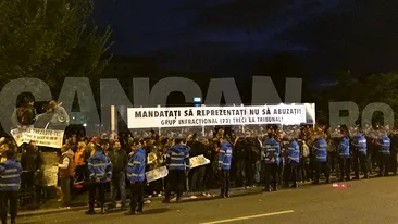 Protest faţă de decizia Senatului în cazul lui Gabriel Oprea! Mii de oameni au ieşit în stradă