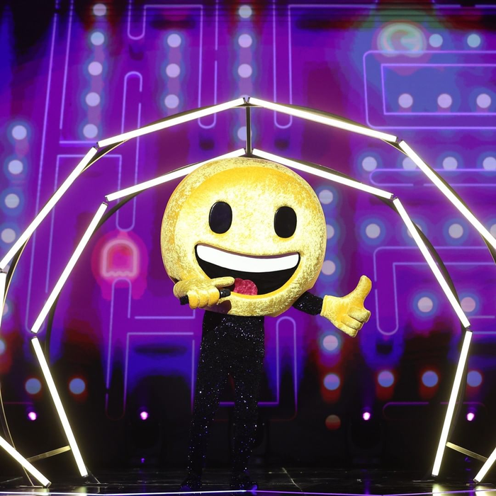 Carla's Dreams s-a aflat în spatele măștii Emoji