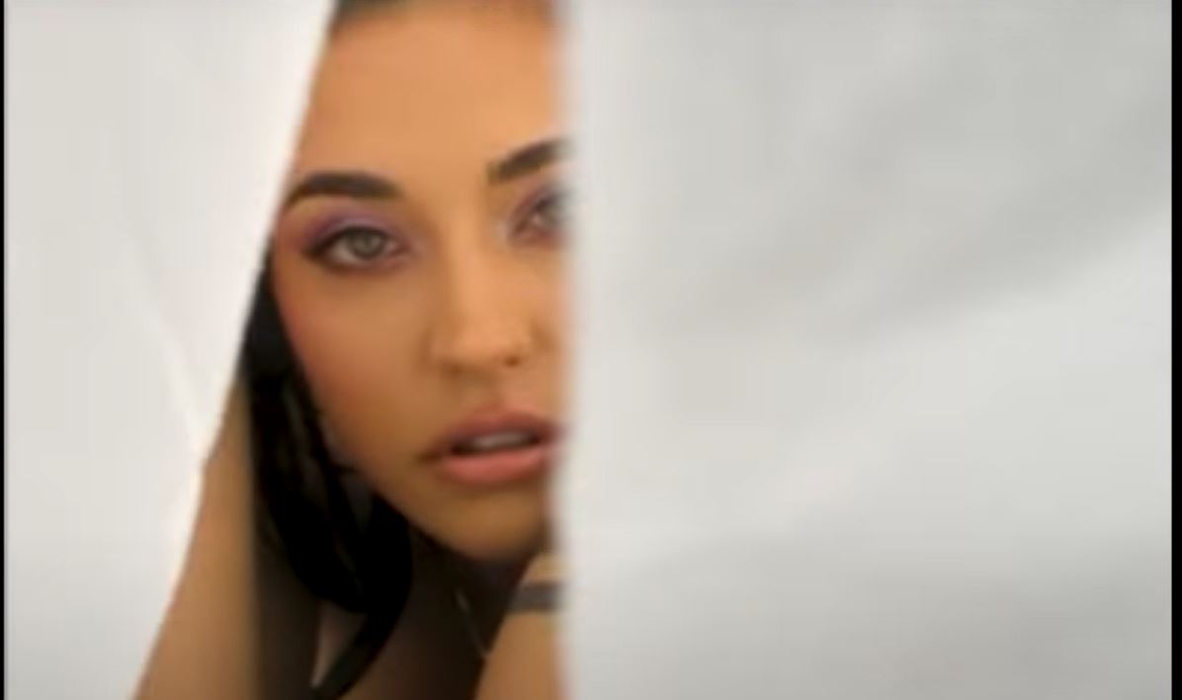 Antonia, în lenjerie intimă sexy în clipul celei mai noi piese, “Muți”: “#1 trending scrie pe ea”. Toate imaginile s-au filmat în vila sa de lux