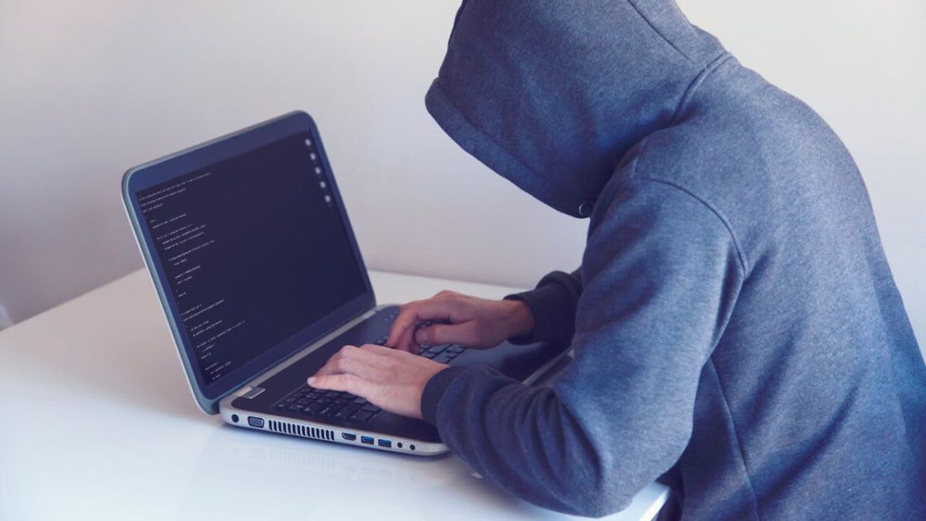 Cum a fost păcălită o femeie de un escroc, prin telefon. A rămas fără mii de lei în cont