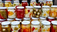 Prețul unui borcan de murături a devenit astronomic! Cât te costă să pui singur, cu legume de la piață
