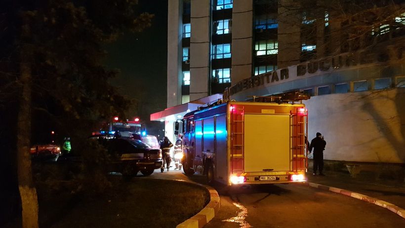 FOTO. Panică la Spitalul Universitar! 5 autospeciale, descarcerarea, SMURD-ul…