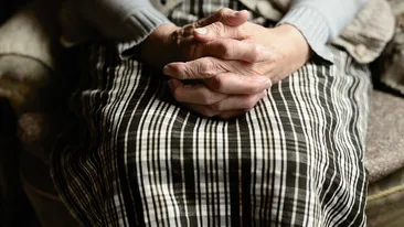 O pensionară din Iași, victima unei escrocherii! A fost păcălită să ia somnifere și apoi jefuită