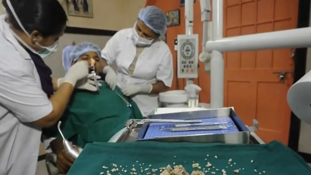Crezi ca te doare cand mergi la dentist? Unui tanar de 17 ani i-au fost scosi 232 dinti, iar medicii au ramas cu gura cascata