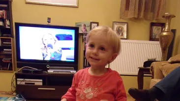 Fetita aruncata de mama din taxi, pe podul Grant, coplesita cu daruri de Mos Nicolae! A uitat de incidentul socant din octombrie