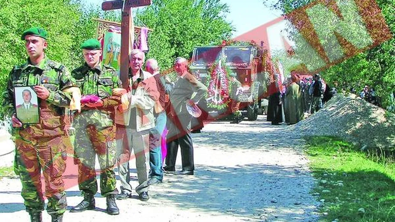 O mie de persoane la inmormantarea militarului ucis in Afganistan