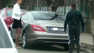 Camelia Potec face ravagii nu numai in bazinul de inot, ci si pe strada! A vrajit un muncitor cu picioarele ei interminabile!