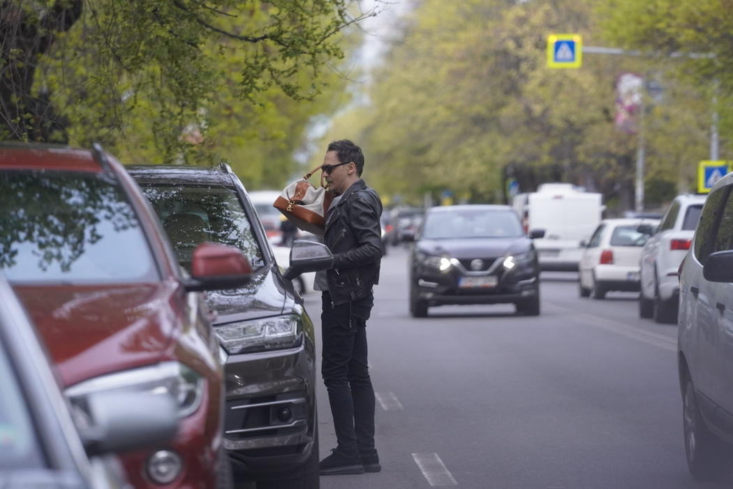 Răzvan Simion își ia geanta de pe bancheta din spate
