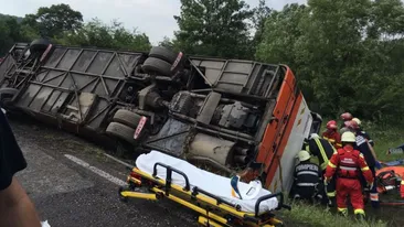 Un autocar cu 33 de persoane s-a răsturnat pe breteaua de ieşire de pe A1. Care este bilanțul răniților