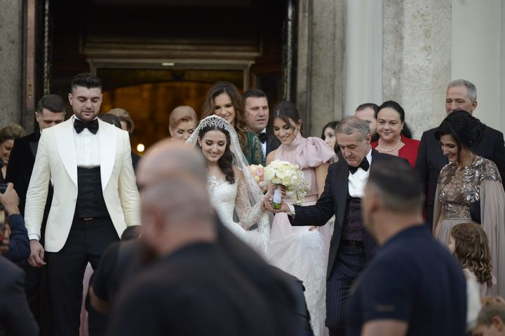 Cum s-au cunoscut Luminiţa şi Gigi Becali! Sunt verișori, iar povestea lor de iubire este foarte frumoasă
