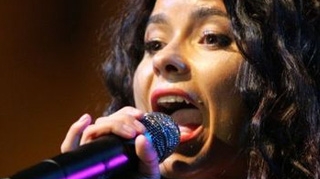 Nici Inna nu doarme vara! Cantareata l-a imitat pe Connect-R in timpul unui concert