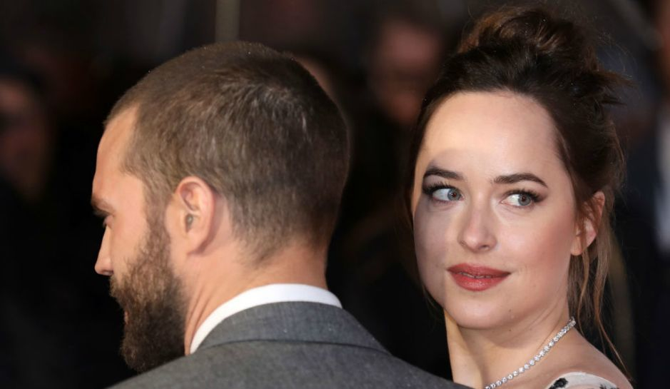 Cel mai nou cuplu de la Hollywood! Solistul trupei Coldplay se iubeşte cu protagonista din „Fifty Shades of Grey”