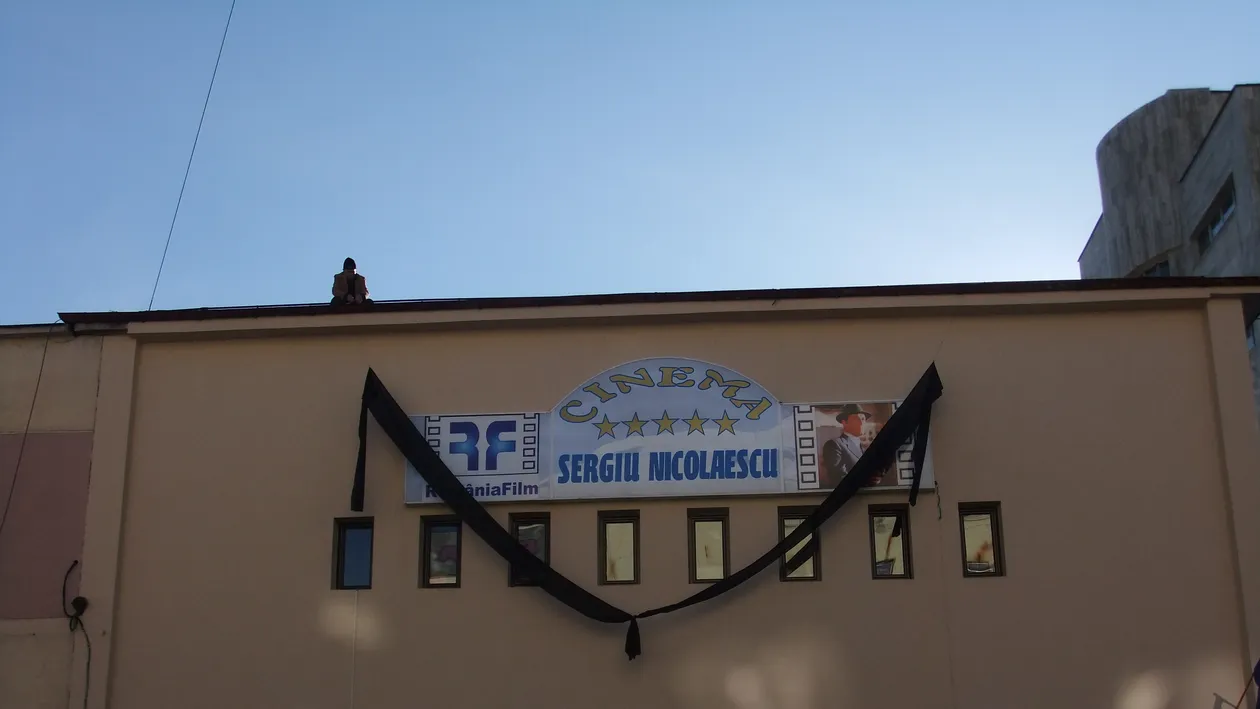 In memoriam! O pânză neagră de 10 metri acoperă cinematograful Sergiu Nicolaescu din Târgu-Jiu, oraşul natal al regizorului