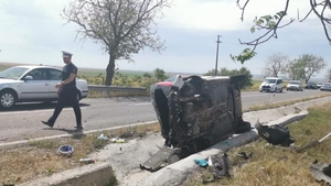 Accident grav în județul Tulcea. Un șofer a pierdut controlul mașinii, a ieșit de pe drum și s-a izbit de… FOTO