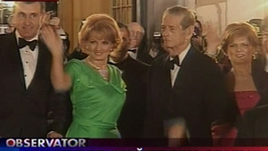 VIDEO Regele Mihai a sosit la Opera Nationala, in aplauzele sutelor de romani veniti sa il salute