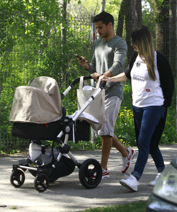 Romera Navarro şi-a scos soţia şi copilul la o plimbare în parc