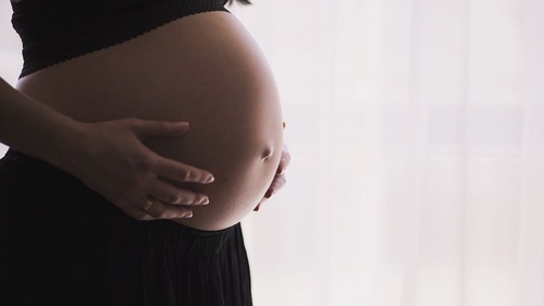 O fetiță de 13 ani a născut un copil în stare de descompunere! Familia dă vină pe asistenta de pe ambulanță