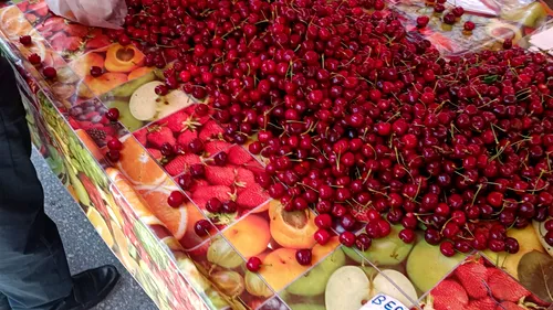 De necrezut! Câți euro costă 1 kilogram de cireșe într-o piață din Salonic, Grecia. În România, se vând cu 20 lei/kg